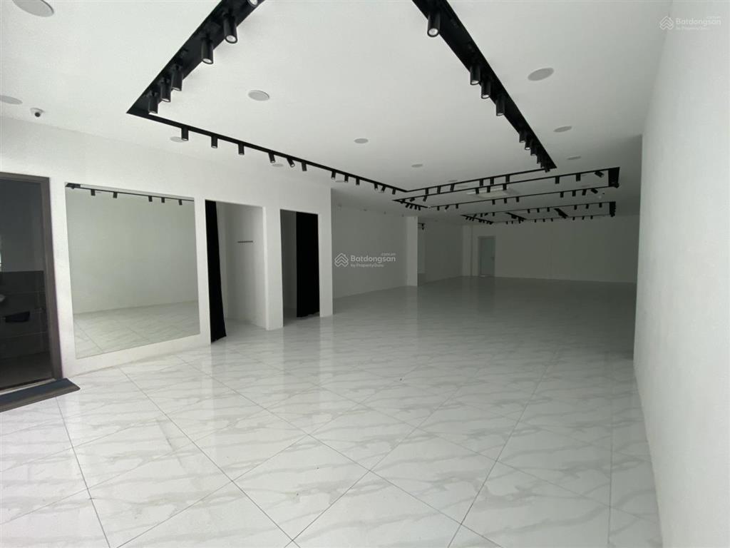 Cho thuê nhà mặt tiền trần văn đang, quận 3, dt 10x30m, 1 trệt, 1 lầu, dtsd 616m2