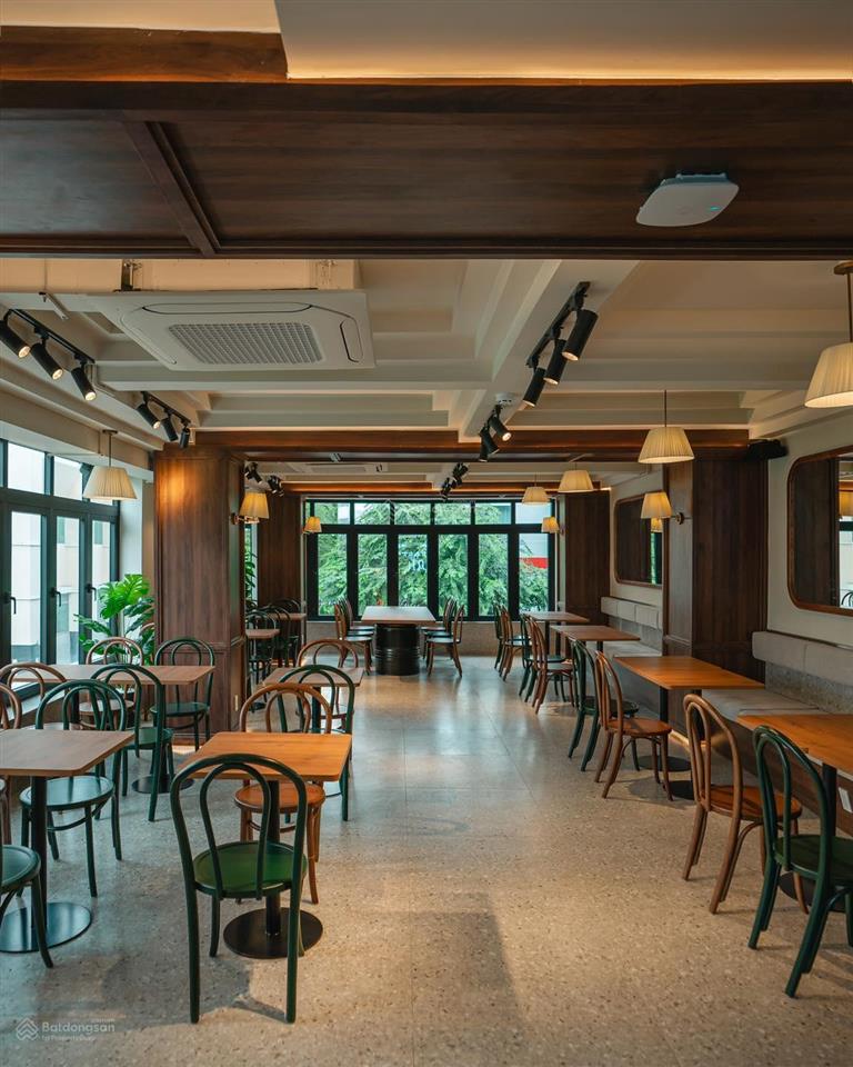 Cho thuê mặt bằng góc 2mt đường hai bà trưng, quận 1, dt 7x20m, 1 trệt, 3 lầu, dtsd 600 m2