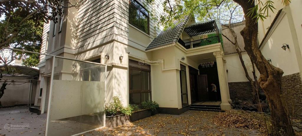 Cho thuê nhà villa sân vườn đường lê văn sỹ quận 3  đoạn gần chợ nguyễn văn trỗi  dtsd 600m2