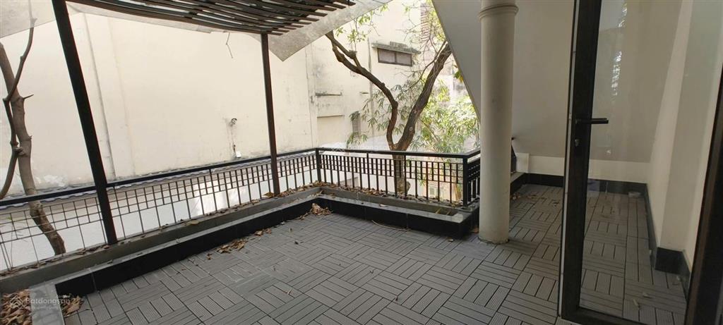 Cho thuê nhà villa sân vườn đường lê văn sỹ quận 3  đoạn gần chợ nguyễn văn trỗi  dtsd 600m2