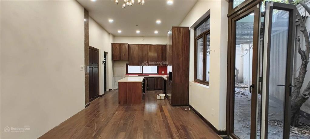 Cho thuê nhà villa sân vườn đường lê văn sỹ quận 3  đoạn gần chợ nguyễn văn trỗi  dtsd 600m2