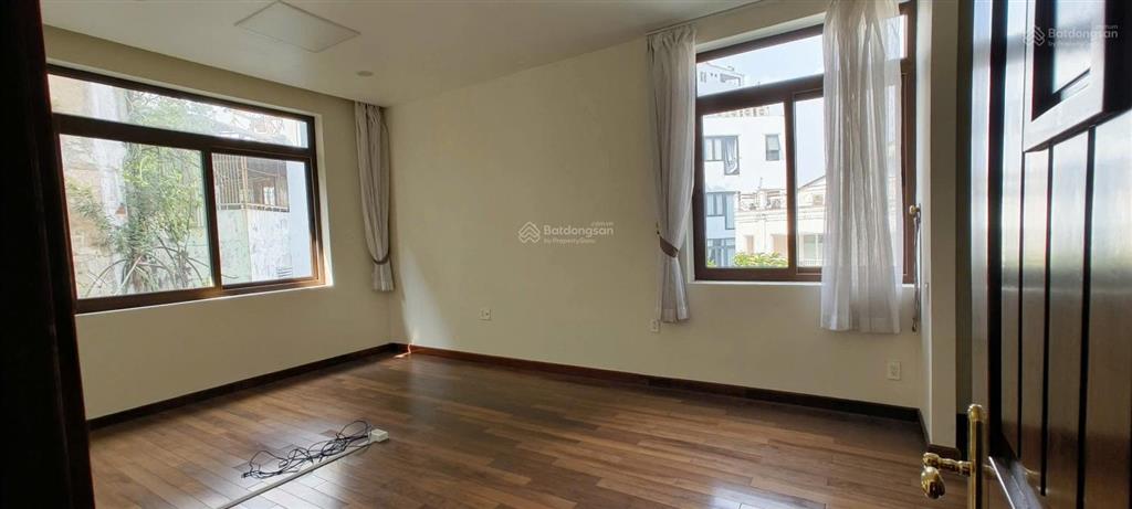 Cho thuê nhà villa sân vườn đường lê văn sỹ quận 3  đoạn gần chợ nguyễn văn trỗi  dtsd 600m2