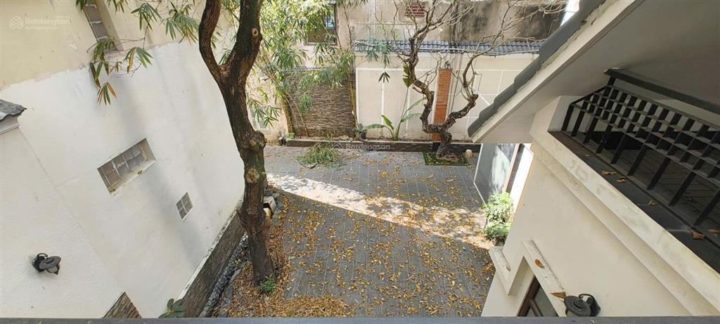 Cho thuê nhà villa sân vườn đường lê văn sỹ quận 3  đoạn gần chợ nguyễn văn trỗi  dtsd 600m2