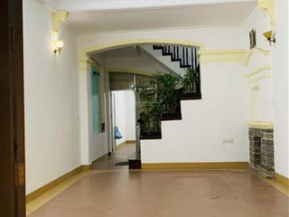 Cho thuê nhà 60m*5 tầng, đủ đh, nl, ngõ 2 ô tô đỗ giảng võ, ba đình, giá 25 triệu (tl).