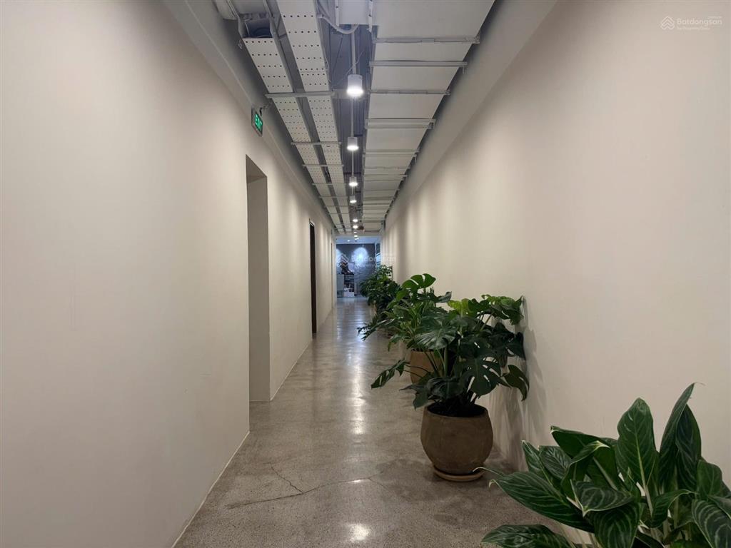 Cho thuê văn phòng n01  t4 ngoại giao đoàn, giá thỏa thuận, 600m2, nội thất cơ bản, hot
