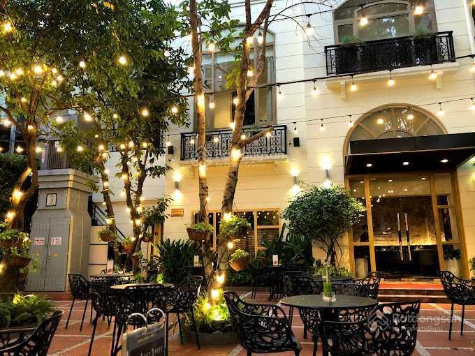 Ngang 10 mét  mặt tiền đường pasteur, quận 1. dt 10x40m 1 trệt 2 lầu. dtsd 1.200m2