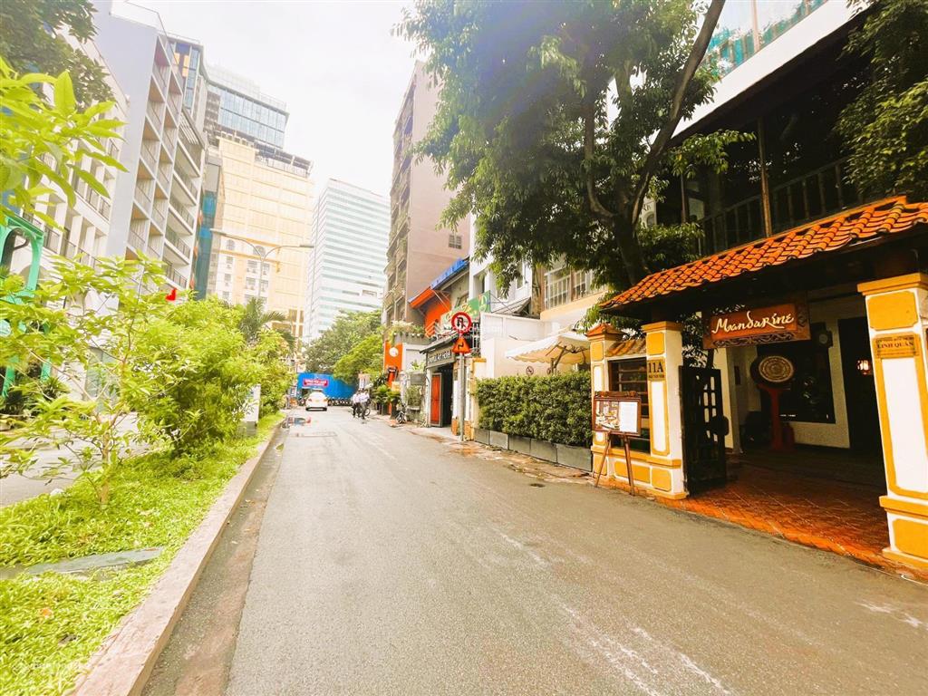 Gần khu người nhật  mặt tiền đường ngô văn năm, quận 1. dt 22x30m, trệt 2 lầu, dtsd 1.980m2