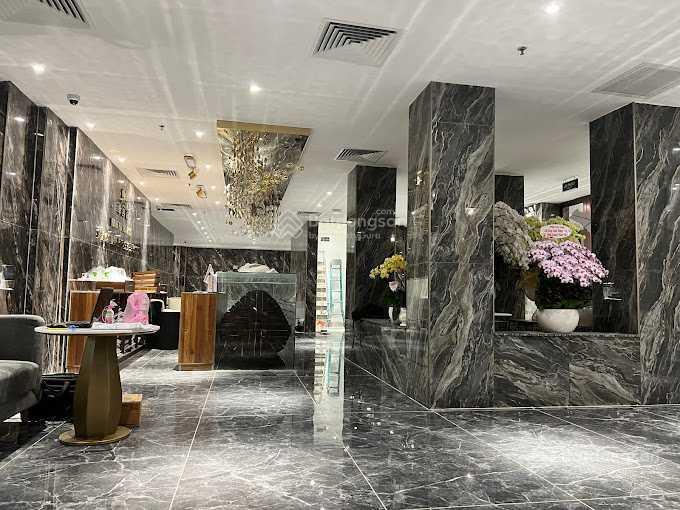 Cho thuê nhà mặt tiền đường hùng vương, phường 1, quận 10. dt 20x40m, 3 lầu. dtsd 2.400m2