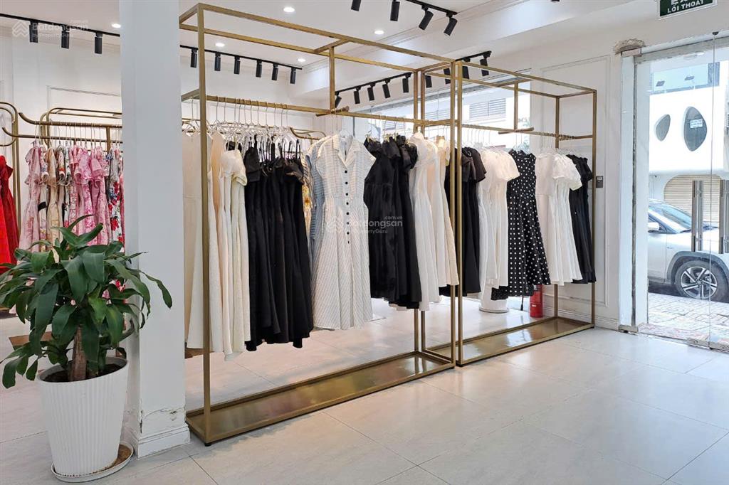 Cho thuê nhà mặt tiền đường võ văn tần, quận 3. dt 10x18m. trệt 2 lầu