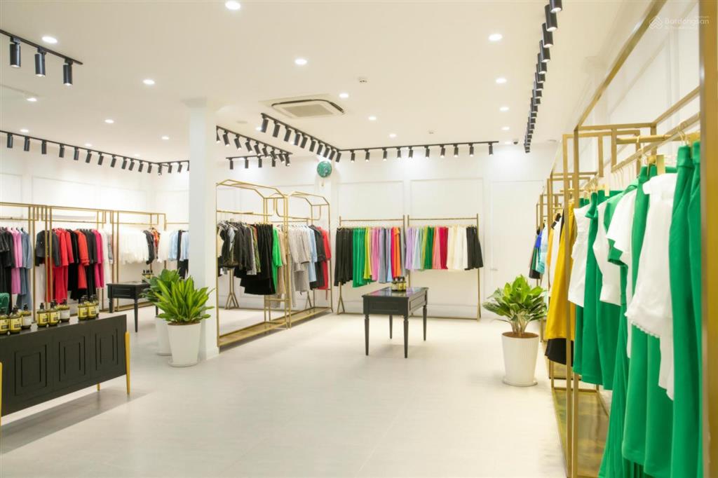 Cho thuê nhà mặt tiền đường võ văn tần, quận 3. dt 10x18m. trệt 2 lầu