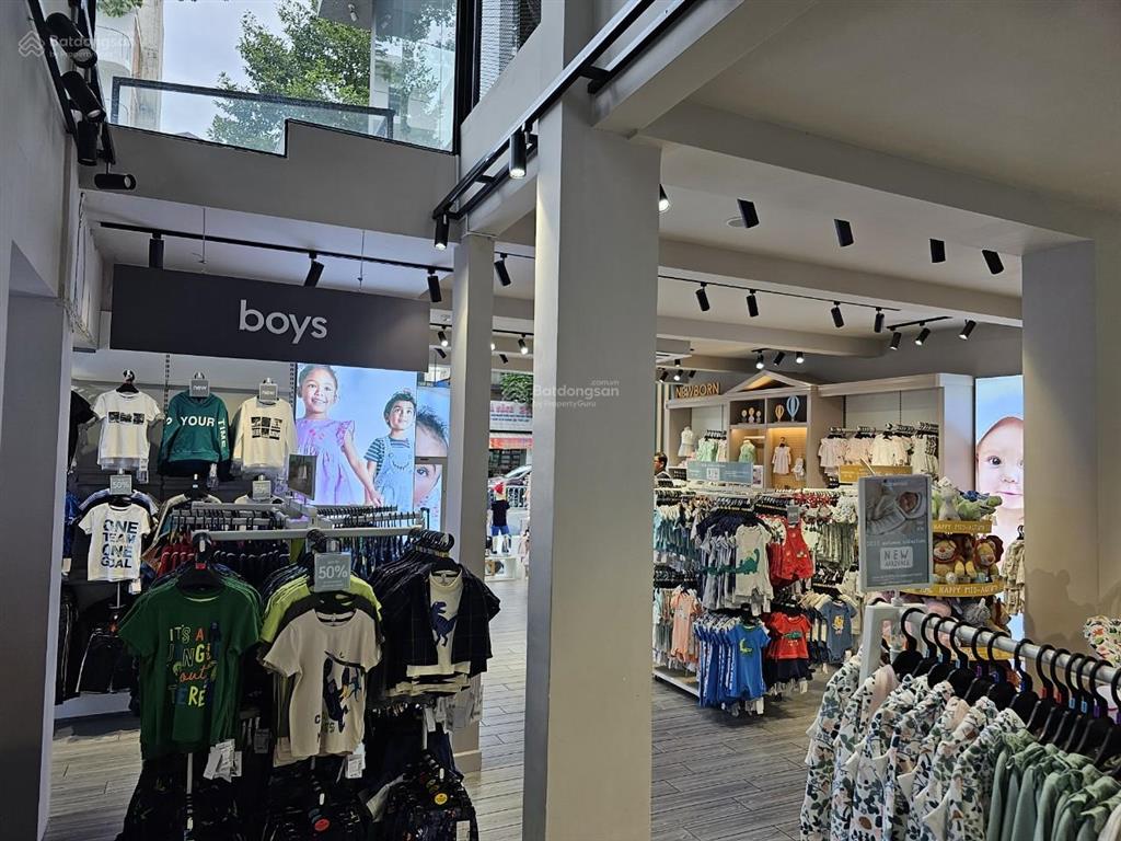 Vị trí siêu hot  2mt đường nguyễn thị minh khai, quận 1. dt 10x30m. 1 trệt 2 lầu. dtsd 540m2