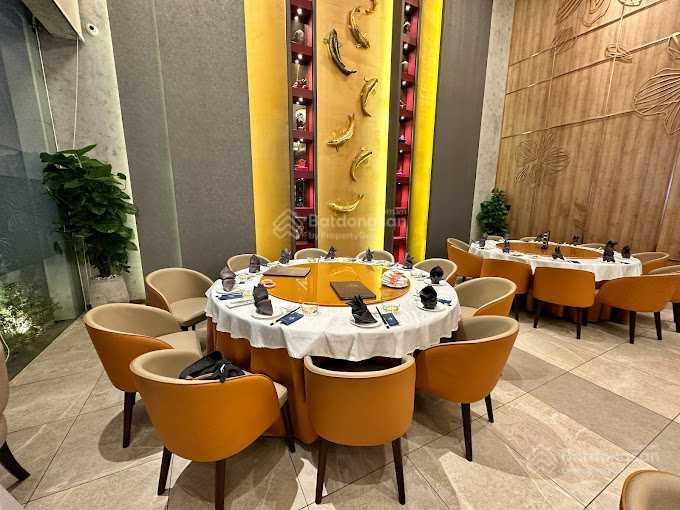 Cho thuê nhà mặt tiền đường trần hưng đạo, quận 1. dt 30x40m. trệt lầu. dtsd 2.400m2