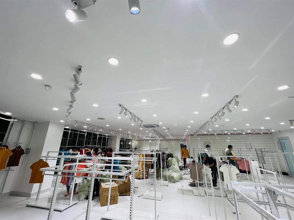 Cho thuê góc 2mt số 495  495  497 nguyễn thị thập, quận 7, 15.2x22m, 1 hầm 7 lầu, dtsd 2.600m2