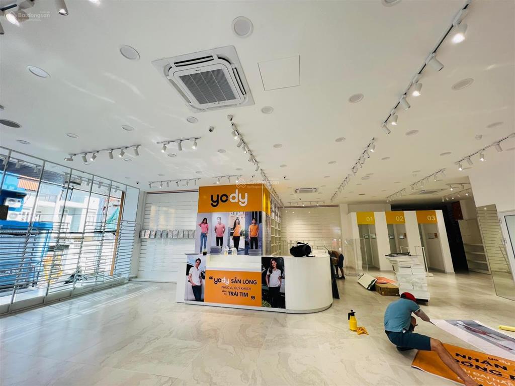 Cho thuê góc 2mt số 495  495  497 nguyễn thị thập, quận 7, 15.2x22m, 1 hầm 7 lầu, dtsd 2.600m2