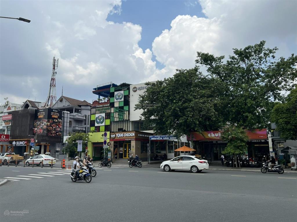 Cho thuê góc 2mt số 168 phan văn trị, quận gò vấp, dt 10x20m, 1 trệt 3 lầu, dtsd 800m2