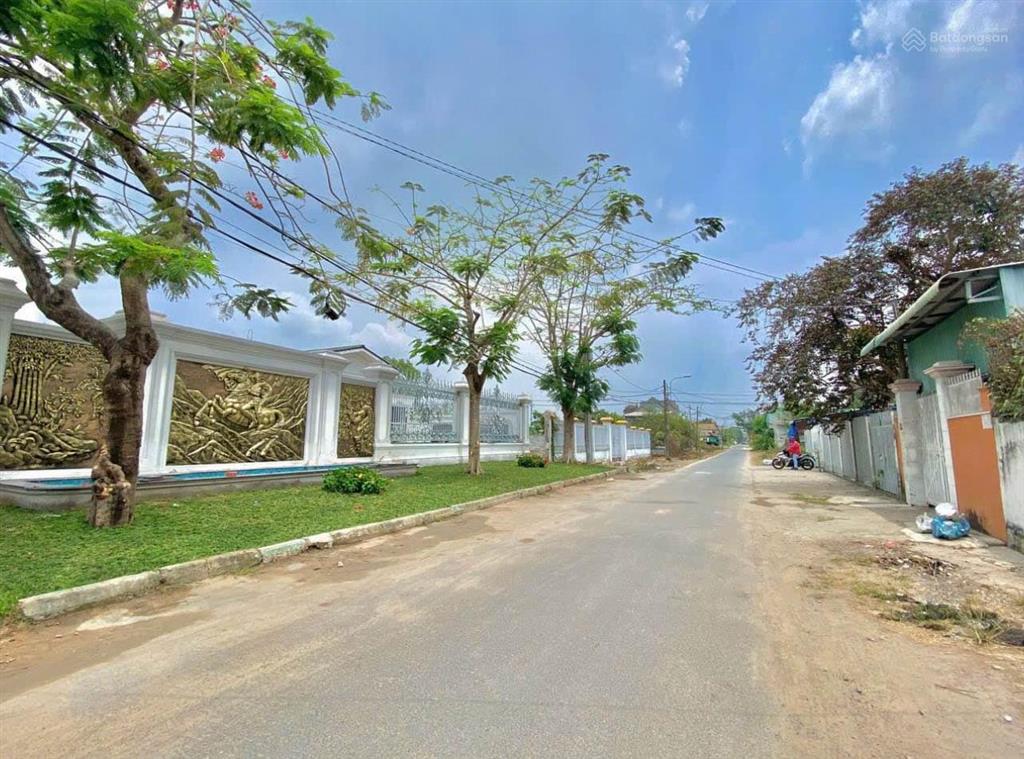 Chính chủ cần bán lô đất thổ cư 481m2 ngay trung tâm thị trấn, cách uỷ ban huyện 400m, shr