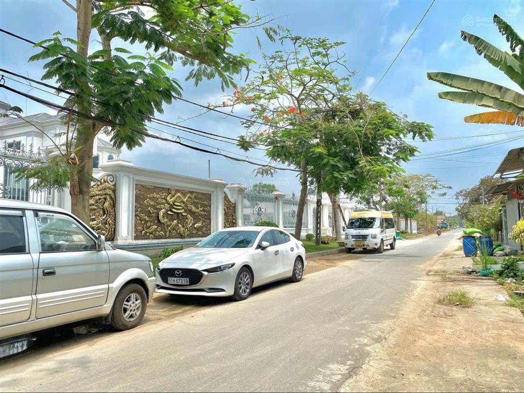 Chính chủ cần bán lô đất thổ cư 481m2 ngay trung tâm thị trấn, cách uỷ ban huyện 400m, shr