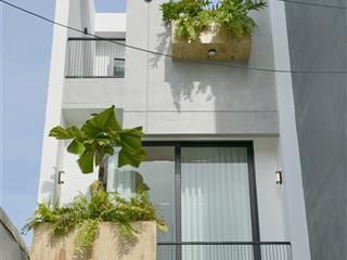 Nhà 3 tầng dt gần 130m2 thiết kế không gian mở nhiều cây xanh thoáng mát