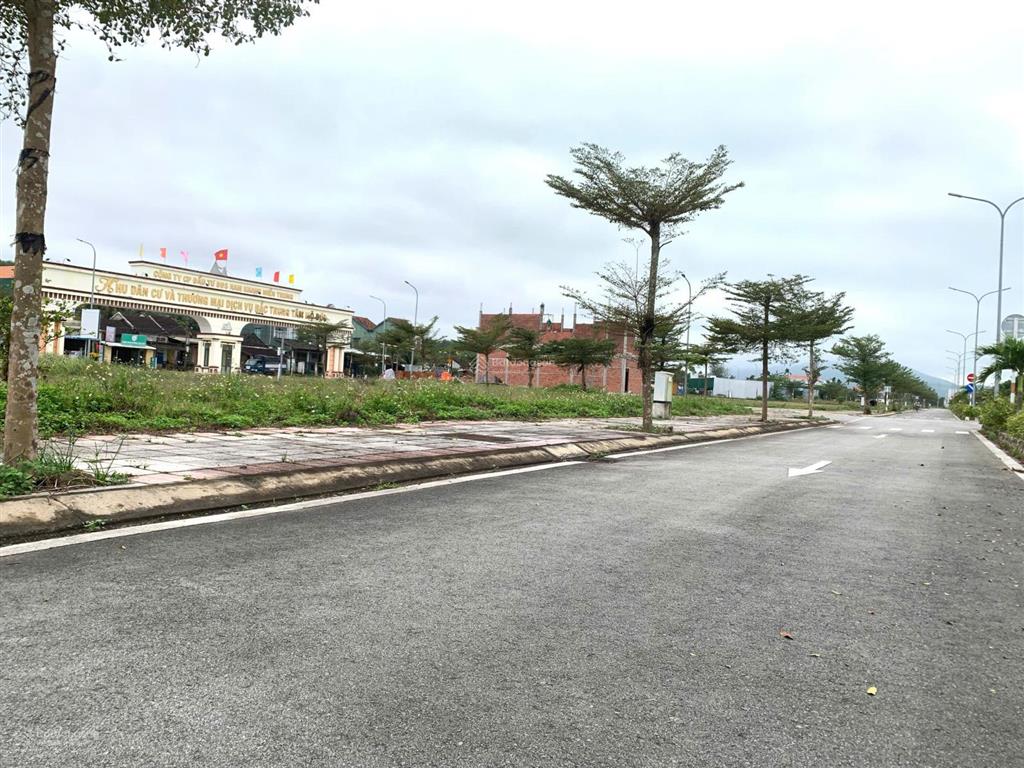 Lô góc kdc bắc tt mộ đức gần 200 m2, ngay cổng chính đi vào, giá chưa tới 7.3tr/m²