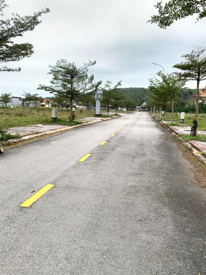 Lô góc kdc bắc tt mộ đức gần 200 m2, ngay cổng chính đi vào, giá chưa tới 7.3tr/m²