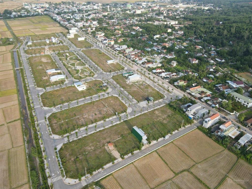 Lô góc kdc bắc tt mộ đức gần 200 m2, ngay cổng chính đi vào, giá chưa tới 7.3tr/m²