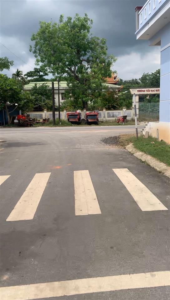 Lô góc kdc bắc tt mộ đức gần 200 m2, ngay cổng chính đi vào, giá chưa tới 7.3tr/m²