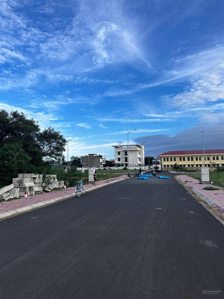 Sang gấp lô đấu giá kdc phía bắc liền kề ubnd phú thạnh, gần trường học, chợ, sân bay, cầu vượt