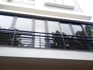 Cho thuê nhà ngõ 100 hoàng quốc việt. 68m2x6 tầng, mặt tiền 5m, thang máy cuối nhà 40tr/th