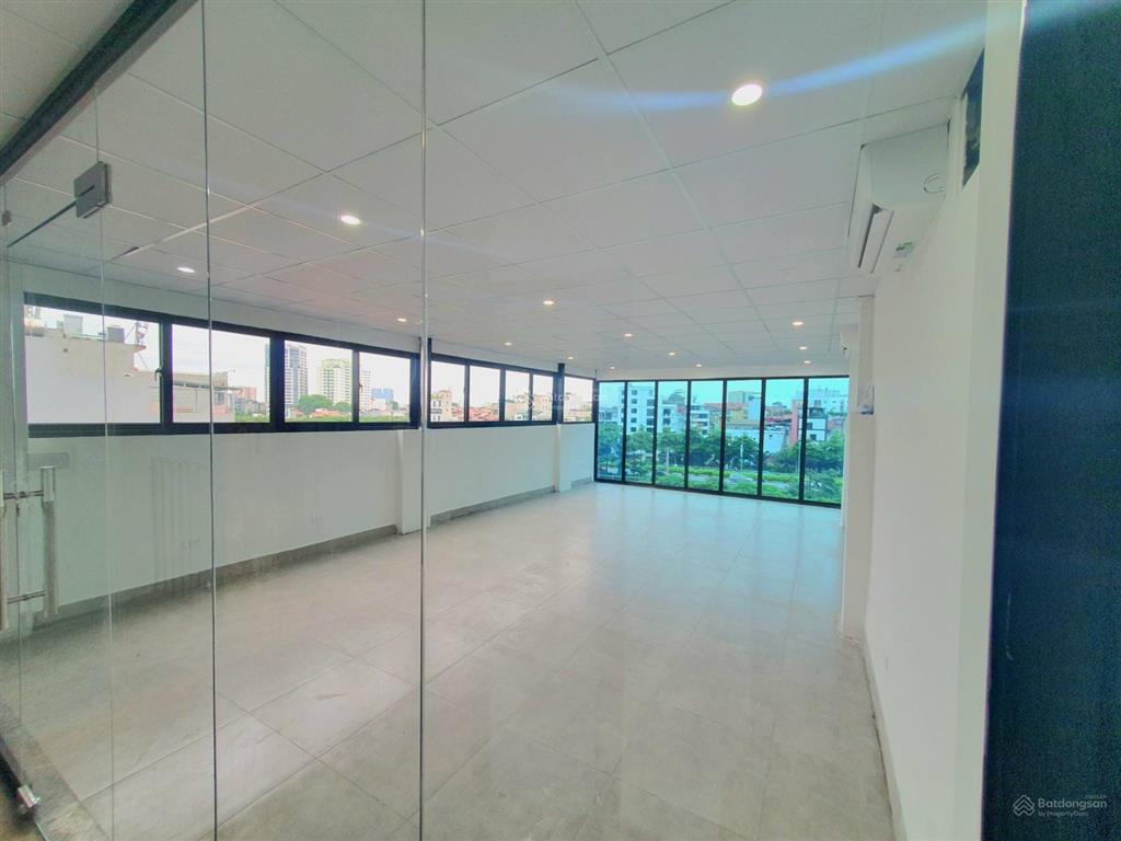 Cho thuê nhà mới mạc thái tông, dt 100m2x4 tầng + hầm mt 6m, thông sàn, đồ cơ bản, giá 50tr/th