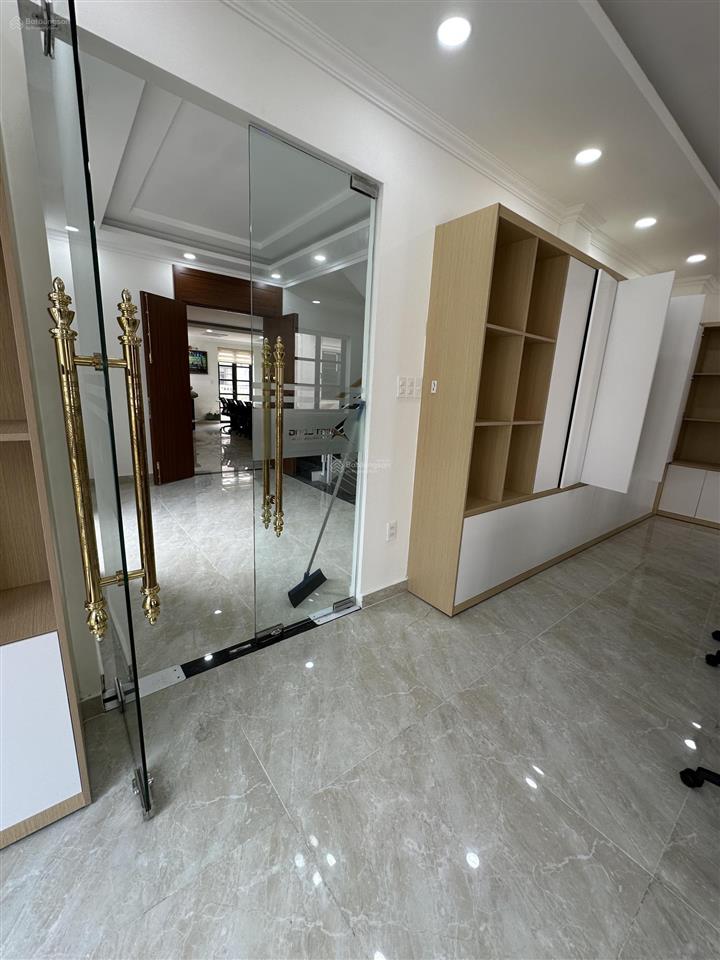 Cho thuê căn góc 2 mặt tiền nội khu cityland park hills gò vấp  dt 8x20m  1 hầm 4 lầu, thang máy