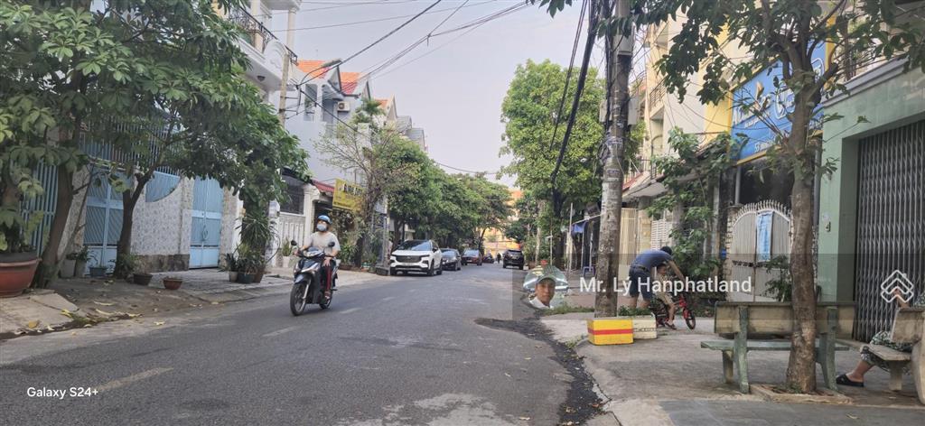 Biệt thự 2 mặt tiền. dát vàng 24k, dt 8x22m xd 5 lầu đẹp lung linh giá 37.9 tỷ. ngay phan văn trị