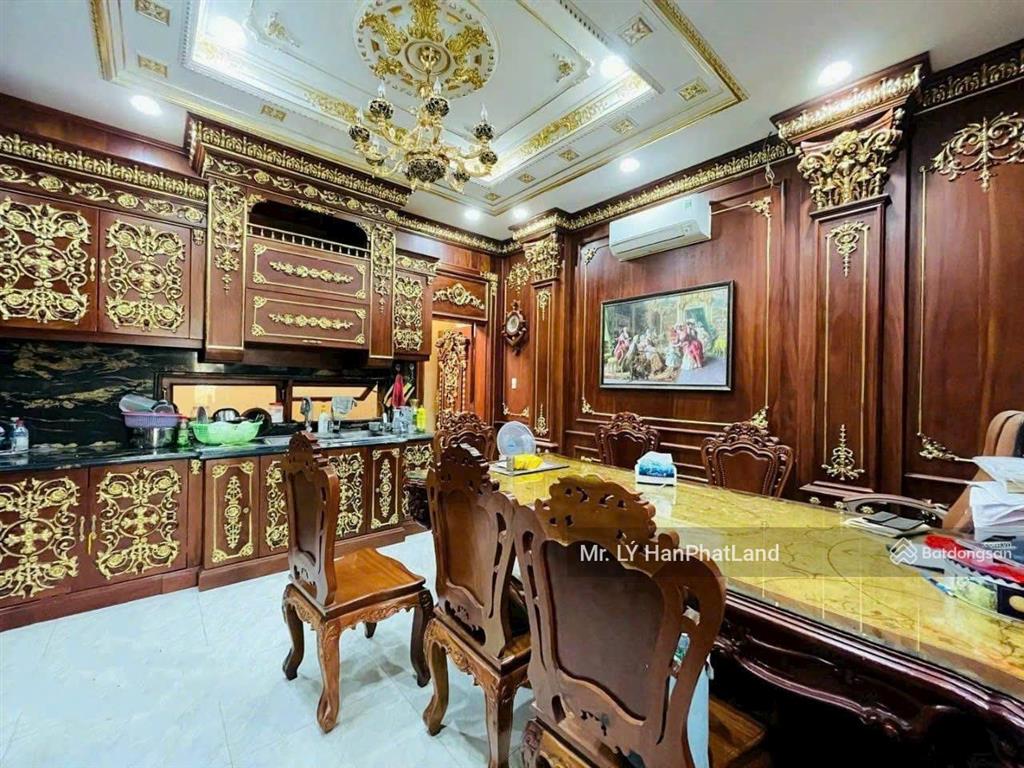 Biệt thự 2 mặt tiền. dát vàng 24k, dt 8x22m xd 5 lầu đẹp lung linh giá 37.9 tỷ. ngay phan văn trị