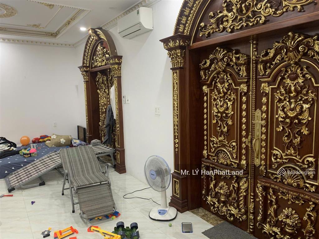 Biệt thự 2 mặt tiền. dát vàng 24k, dt 8x22m xd 5 lầu đẹp lung linh giá 37.9 tỷ. ngay phan văn trị