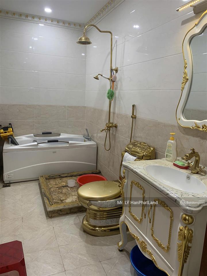 Biệt thự 2 mặt tiền. dát vàng 24k, dt 8x22m xd 5 lầu đẹp lung linh giá 37.9 tỷ. ngay phan văn trị
