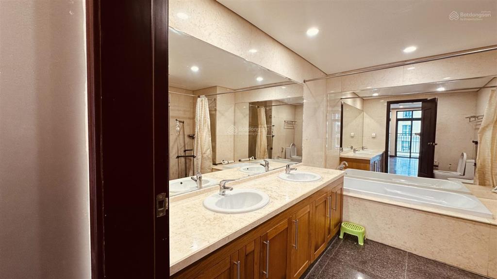 Chính chủ bán căn penthouse 274m2, 5 ngủ tại trung hòa nhân chính tòa 24t1, ban công đb, sổ đỏ