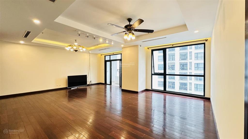 Chính chủ bán căn penthouse 274m2, 5 ngủ tại trung hòa nhân chính tòa 24t1, ban công đb, sổ đỏ