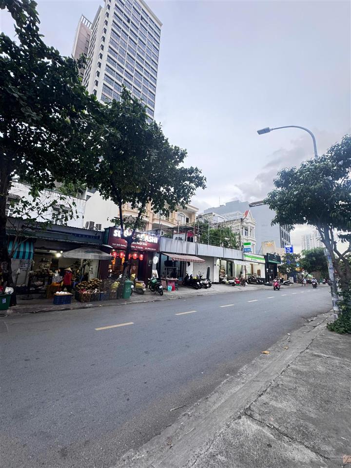 Duy nhất khuôn đất gần ngay mặt tiền quốc hương thảo điền quận 2. dt 213m2 ngang 10m giá chỉ 52 tỷ