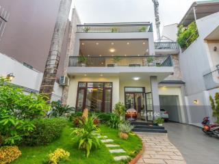 Bán biệt thự mặt tiền 204 nguyễn văn hưởng, q2. dt 10x16m 3 tầng áp mái giá chỉ 35 tỷ  siêu đẹp