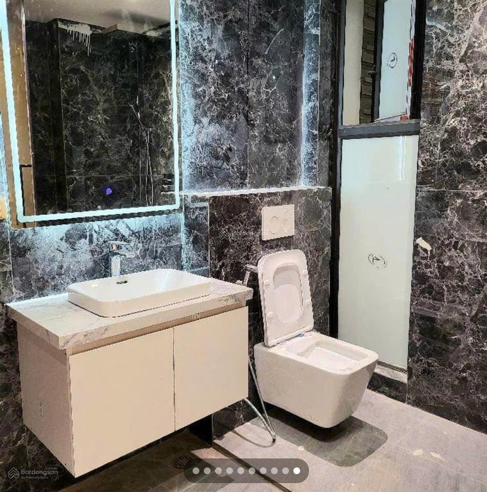 Nhà đẹp ở ngay tại ngọc thụy dt 60m2, 8 tầng, mt 5.6m, gara 2 ô tô, thang máy, gần phố, full đồ