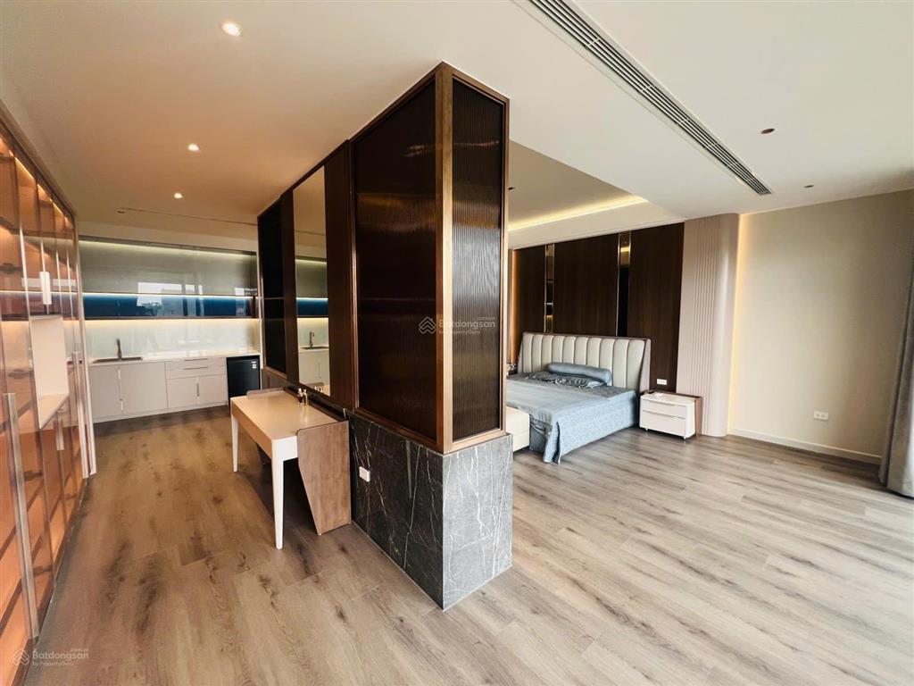 Bán gấp căn siêu phẩm việt hưng, dt 180m2, mặt tiền 7m , 6 tầng thang máy, kinh doanh, đầy đủ đồ.