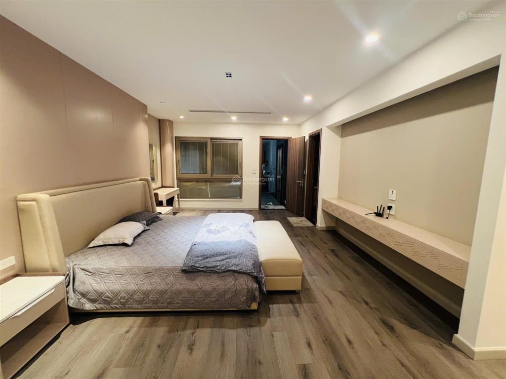 Bán gấp căn siêu phẩm việt hưng, dt 180m2, mặt tiền 7m , 6 tầng thang máy, kinh doanh, đầy đủ đồ.