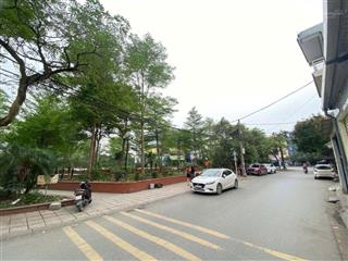 Bán đất mặt phố gia thượng, vỉa hè 4 oto tránh, view trường pháp. 145m2, mt 8m, giá 35.7 tỷ