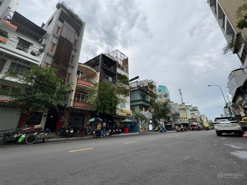 Mặt tiền đề thám q1 ngang 4m dài 17m 4 tầng chỉ 35 tỷ cách chợ bến thành 200m .