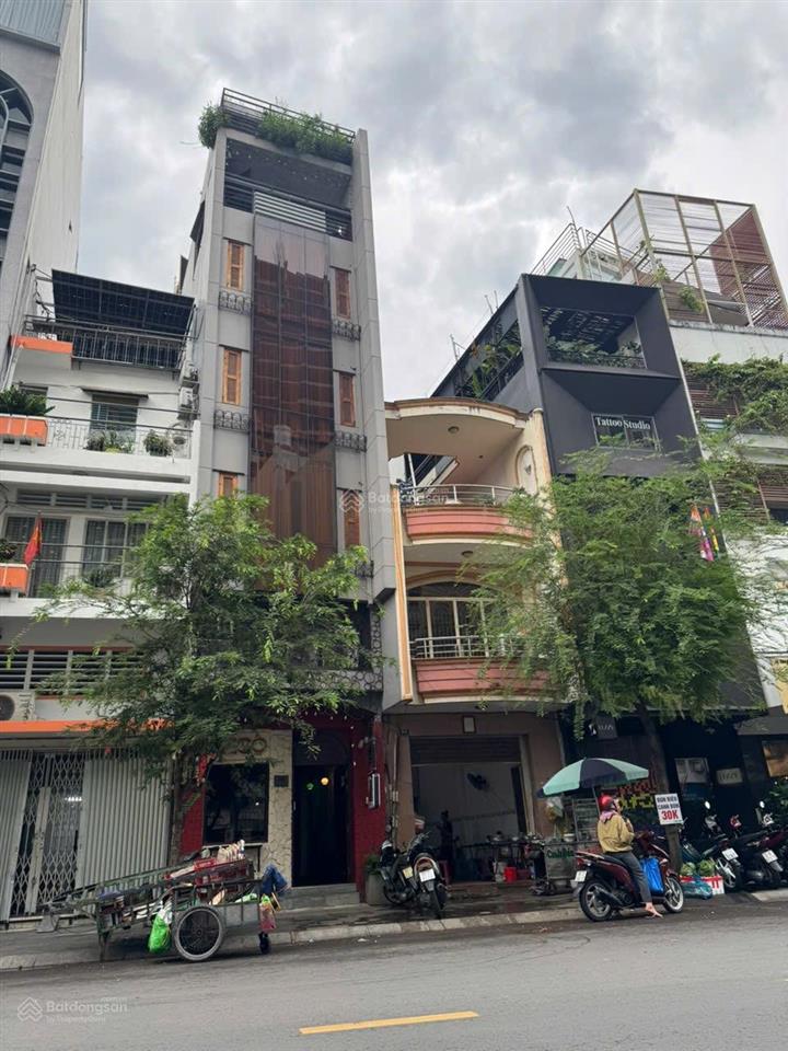 Mặt tiền đề thám q1 ngang 4m dài 17m 4 tầng chỉ 35 tỷ cách chợ bến thành 200m .