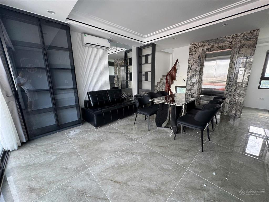 Bán nhà 918 phúc đồng long biên, thang máy, ô tô vào nhà. nội thất đẹp mê li. diện tích 46m2 x