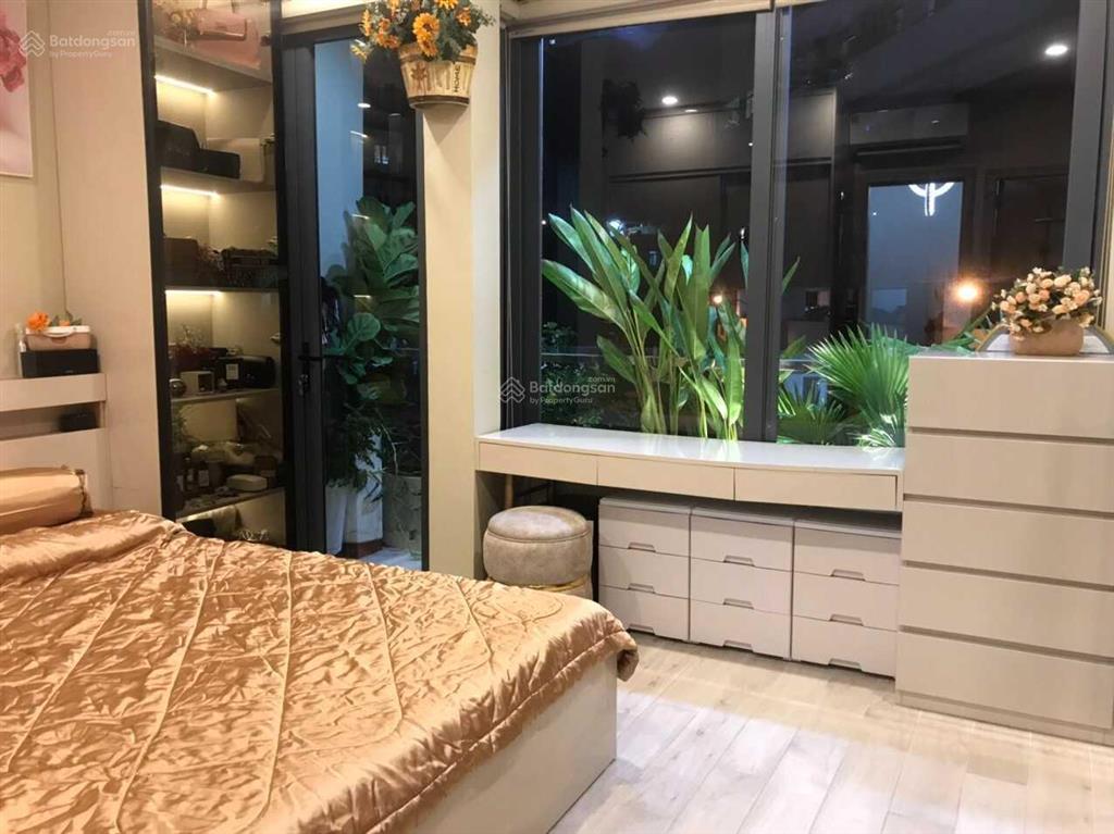 Nhà mới đẹp hẻm 10m (2 xe tải né nhau) đường lê văn sỹ, q. 3. dt 4,5x9,6m, 5 tầng. giá 9,6 tỷ