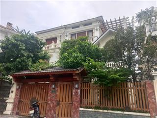Cần bán gấp !!! biệt thự kđt thành phố giao lưu  phạm văn đồng 200m2 4 tầng. mặt tiền 10m. 65 tỷ.
