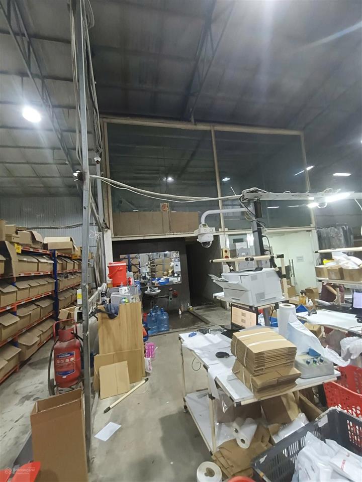 Cho thuê kho xưởng coma5 đường 70 tây mỗ, nam từ liêm, dt 600m2 xuất vat, điện 3fa, xe công, bảo vệ