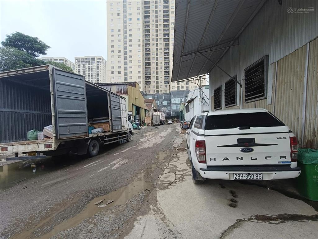 Cho thuê kho xưởng coma5 đường 70 tây mỗ, nam từ liêm, dt 600m2 xuất vat, điện 3fa, xe công, bảo vệ