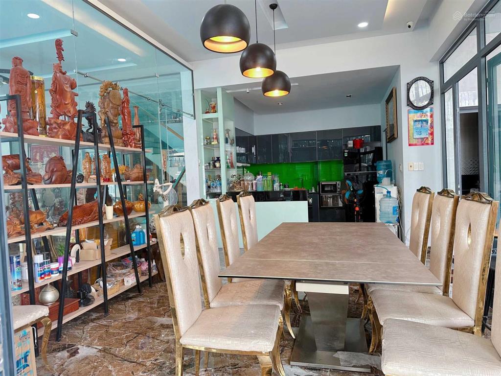 Chính chủ đang vay bán cần bán rất gấp nhà siêu vị trí mặt tiền hồ xuân hương 14x22m, chỉ 99 tỷ tl